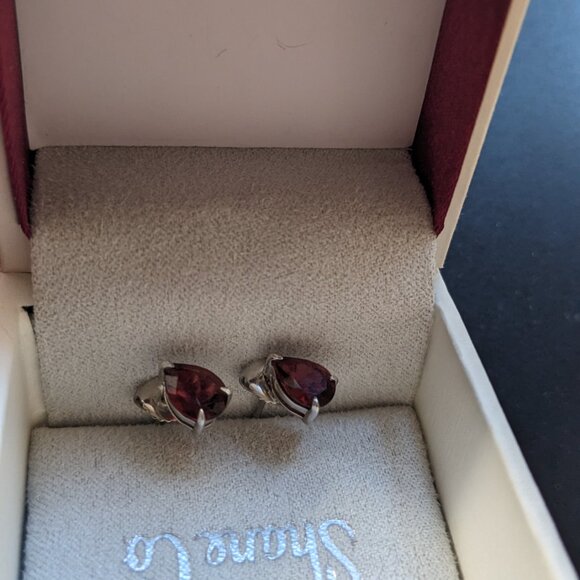 Gorgeous Pear Shaped Garnet Earring and Necklace set in Sterling Silver - Picture 3 of 15